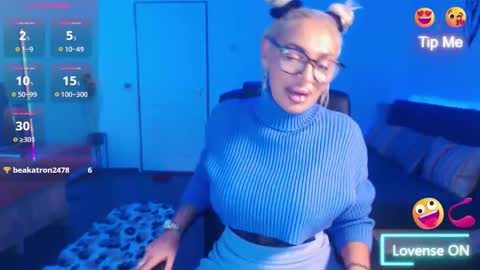Snapshot of preggyhotmommy chatting on 1, 12, 2025 Victoria online show from 1, 12, 2025