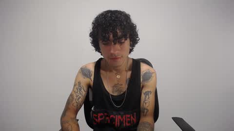 Snapshot of present_the_magic chatting on 23, 1, 2025 Plux online show from 23, 1, 2025