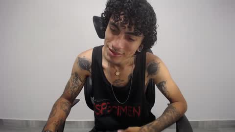 Snapshot of present_the_magic chatting on 25, 1, 2025 Plux online show from 25, 1, 2025