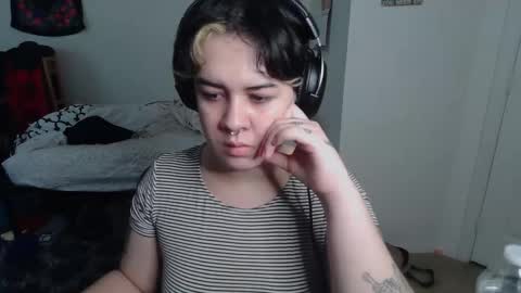 Snapshot of prettyandpeachy chatting on 26, 11, 2025 Mistress Mallad online show from 26, 11, 2025