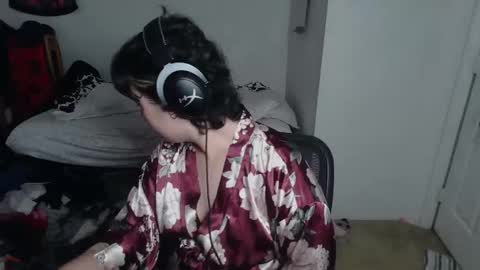 Snapshot of prettyandpeachy chatting on 14, 12, 2025 Mistress Mallad online show from 14, 12, 2025