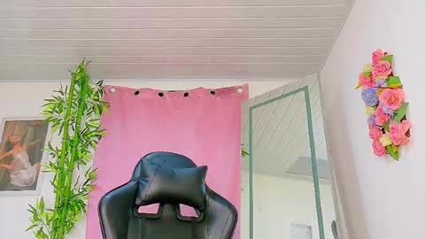 Snapshot of prettybunnies08 chatting on 3, 2, 2026 Enzo Denis online show from 3, 2, 2026