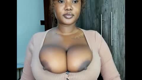 Snapshot of prettypearl_ chatting on 8, 1, 2026 pearl online show from 8, 1, 2026