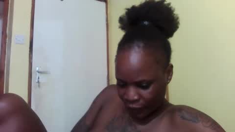 Snapshot of princessmiles2 chatting on 5, 3, 2025 phelly online show from 5, 3, 2025