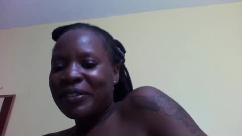 Snapshot of princessmiles2 chatting on 12, 9, 2025 phelly online show from 12, 9, 2025