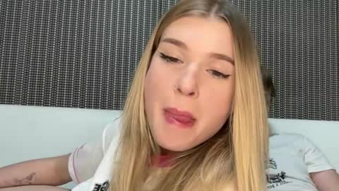 Snapshot of pussymoneywet chatting on 21, 10, 2025 Lina online show from 21, 10, 2025