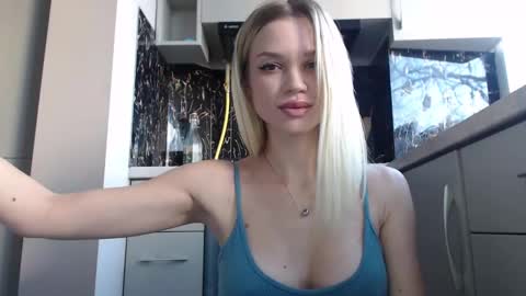 Snapshot of qeeensgambit chatting on 11, 1, 2025 Milana online show from 11, 1, 2025