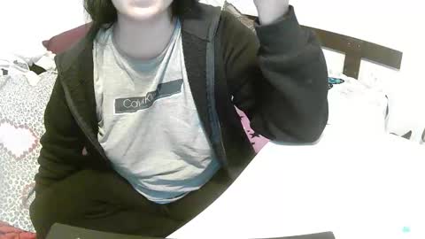 Snapshot of que_mb chatting on 21, 10, 2025 sophy online show from 21, 10, 2025