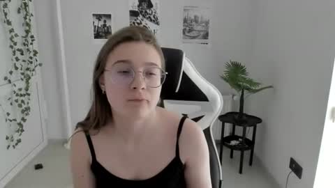 Snapshot of queen_amelie chatting on 24, 6, 2026 Amelie online show from 24, 6, 2026