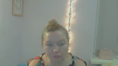 queen_jane8 online show from 5, 1, 2025