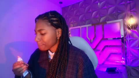 Snapshot of queen_perla_ chatting on 28, 4, 2026 online show from 28, 4, 2026