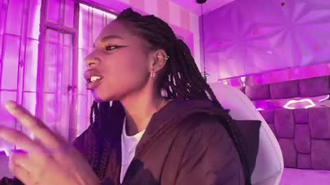 Snapshot of queen_perla_ chatting on 11, 5, 2026 online show from 11, 5, 2026