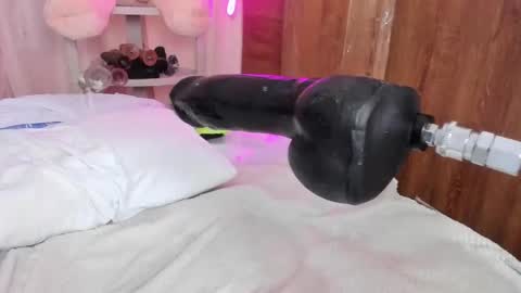 Snapshot of queen_yully chatting on 6, 3, 2025 queen_yully online show from 6, 3, 2025