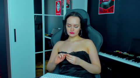 Snapshot of queenaliss chatting on 23, 2, 2025 Your world and the universe Aliss online show from 23, 2, 2025