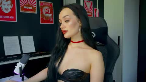 Snapshot of queenaliss chatting on 20, 9, 2025 Your world and the universe Aliss online show from 20, 9, 2025