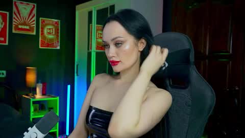 Snapshot of queenaliss chatting on 17, 12, 2025 Your world and the universe Aliss online show from 17, 12, 2025