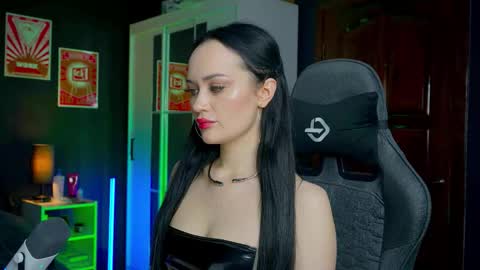 Snapshot of queenaliss chatting on 19, 12, 2025 Your world and the universe Aliss online show from 19, 12, 2025