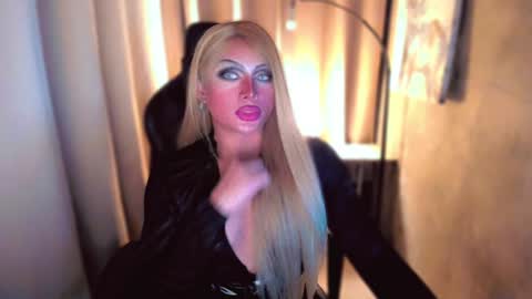 Snapshot of queenarthalia chatting on 15, 12, 2024 ARTHA online show from 15, 12, 2024