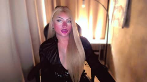 Snapshot of queenarthalia chatting on 17, 12, 2024 ARTHA online show from 17, 12, 2024