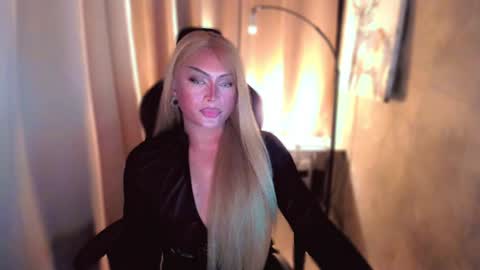 Snapshot of queenarthalia chatting on 12, 1, 2025 ARTHA online show from 12, 1, 2025