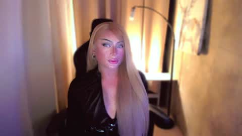 Snapshot of queenarthalia chatting on 31, 1, 2025 ARTHA online show from 31, 1, 2025