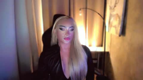 Snapshot of queenarthalia chatting on 20, 2, 2025 ARTHA online show from 20, 2, 2025