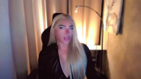 Snapshot of queenarthalia chatting on 22, 2, 2025 ARTHA online show from 22, 2, 2025