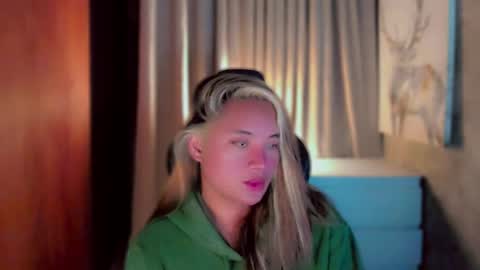 Snapshot of queenarthalia chatting on 28, 5, 2026 ARTHA online show from 28, 5, 2026