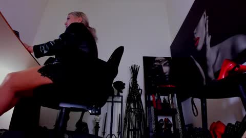 Snapshot of queencatsnow chatting on 2, 2, 2026 Misscatsnow online show from 2, 2, 2026