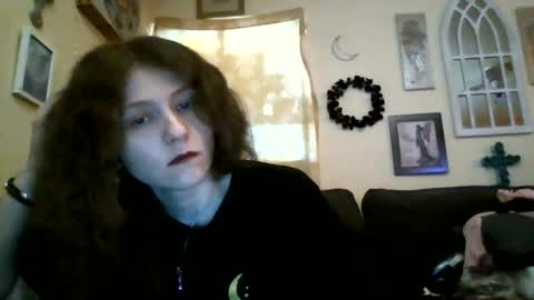 queencrimsonlvx online show from 14, 6, 2026