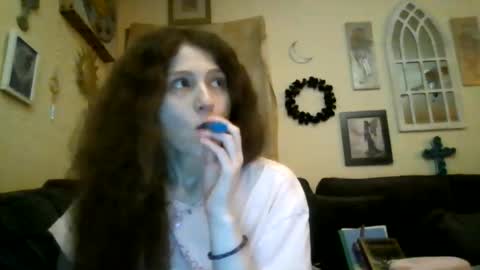 queencrimsonlvx online show from 7, 7, 2026