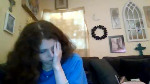queencrimsonlvx online show from 24, 7, 2026