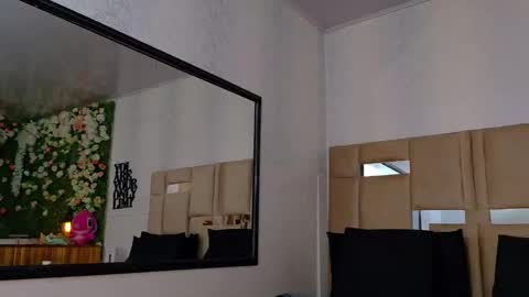 Snapshot of queenjenn__ chatting on 1, 10, 2025 QUEENJEENN online show from 1, 10, 2025