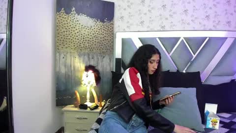 Snapshot of queenjenn__ chatting on 7, 5, 2026 QUEENJEENN online show from 7, 5, 2026