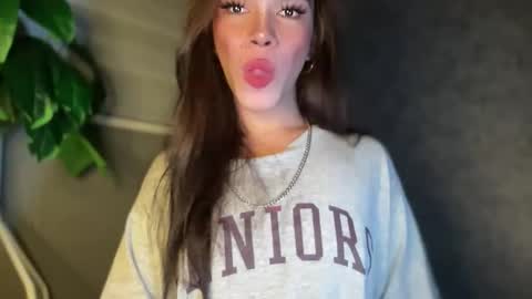 Snapshot of queenn_xxx chatting on 29, 11, 2025 QUEEN online show from 29, 11, 2025