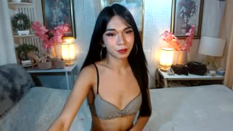 queennira online show from 26, 6, 2026