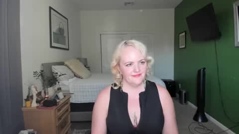 Snapshot of queenroselyn chatting on 7, 11, 2025 queenroselyn online show from 7, 11, 2025