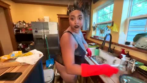 Snapshot of queensquirtntwerk chatting on 27, 4, 2026 Queen Hilarity online show from 27, 4, 2026