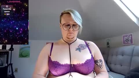 Snapshot of queerlyjaz chatting on 25, 4, 2026 queerlyjaz online show from 25, 4, 2026