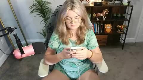 Snapshot of quervoqueen1 chatting on 19, 11, 2025 Bri online show from 19, 11, 2025