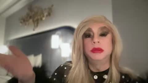 Snapshot of qweenviva chatting on 10, 11, 2025 ViVaLuvLicious online show from 10, 11, 2025