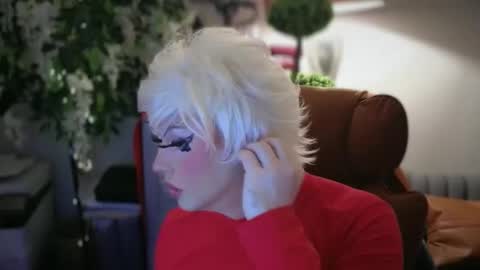 Snapshot of qweenviva chatting on 7, 1, 2026 ViVaLuvLicious online show from 7, 1, 2026