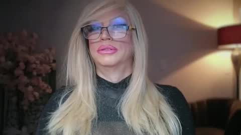 Snapshot of qweenviva chatting on 13, 2, 2026 ViVaLuvLicious online show from 13, 2, 2026