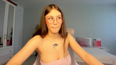 Snapshot of qwoopa chatting on 11, 10, 2025 Leya online show from 11, 10, 2025