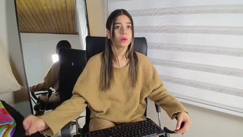 Snapshot of rachell_criss chatting on 5, 2, 2025 Rachell online show from 5, 2, 2025