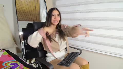Snapshot of rachell_criss chatting on 5, 2, 2025 Rachell online show from 5, 2, 2025