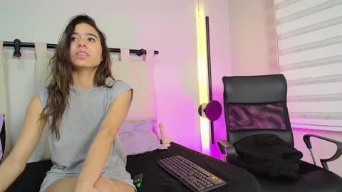 Snapshot of rachell_criss chatting on 1, 3, 2025 Rachell online show from 1, 3, 2025