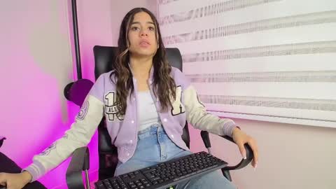 Snapshot of rachell_criss chatting on 2, 3, 2025 Rachell online show from 2, 3, 2025