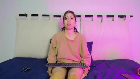 Snapshot of rachell_criss chatting on 6, 3, 2025 Rachell online show from 6, 3, 2025
