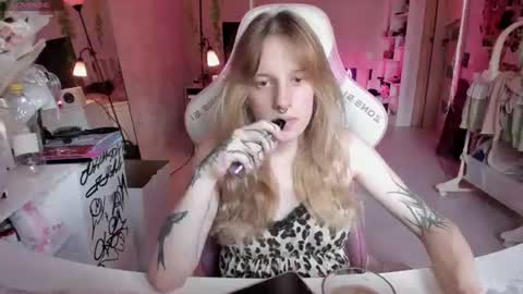Snapshot of rapunzel_cute chatting on 6, 8, 2026 Rapunzel online show from 6, 8, 2026